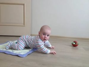 Не сидит, не ползает. Мало весит