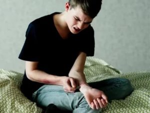 Ребенок причиняет себе боль